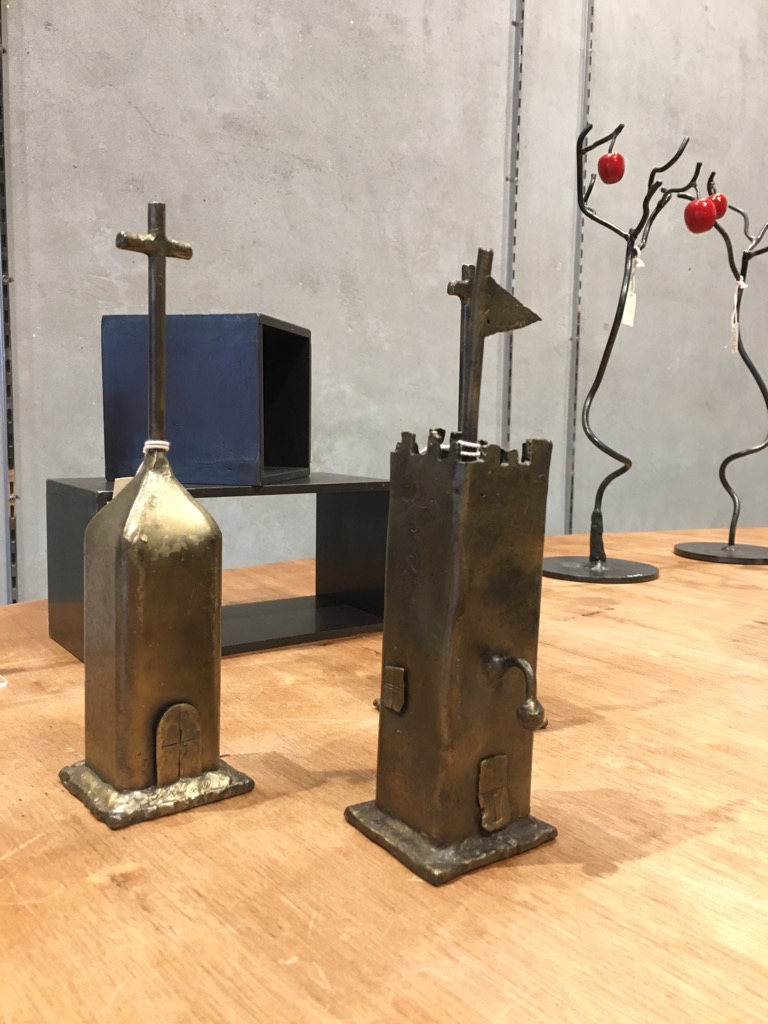 3本の鉄筋を組んだオブジェ 今まで素通りしてた？ 設置理由